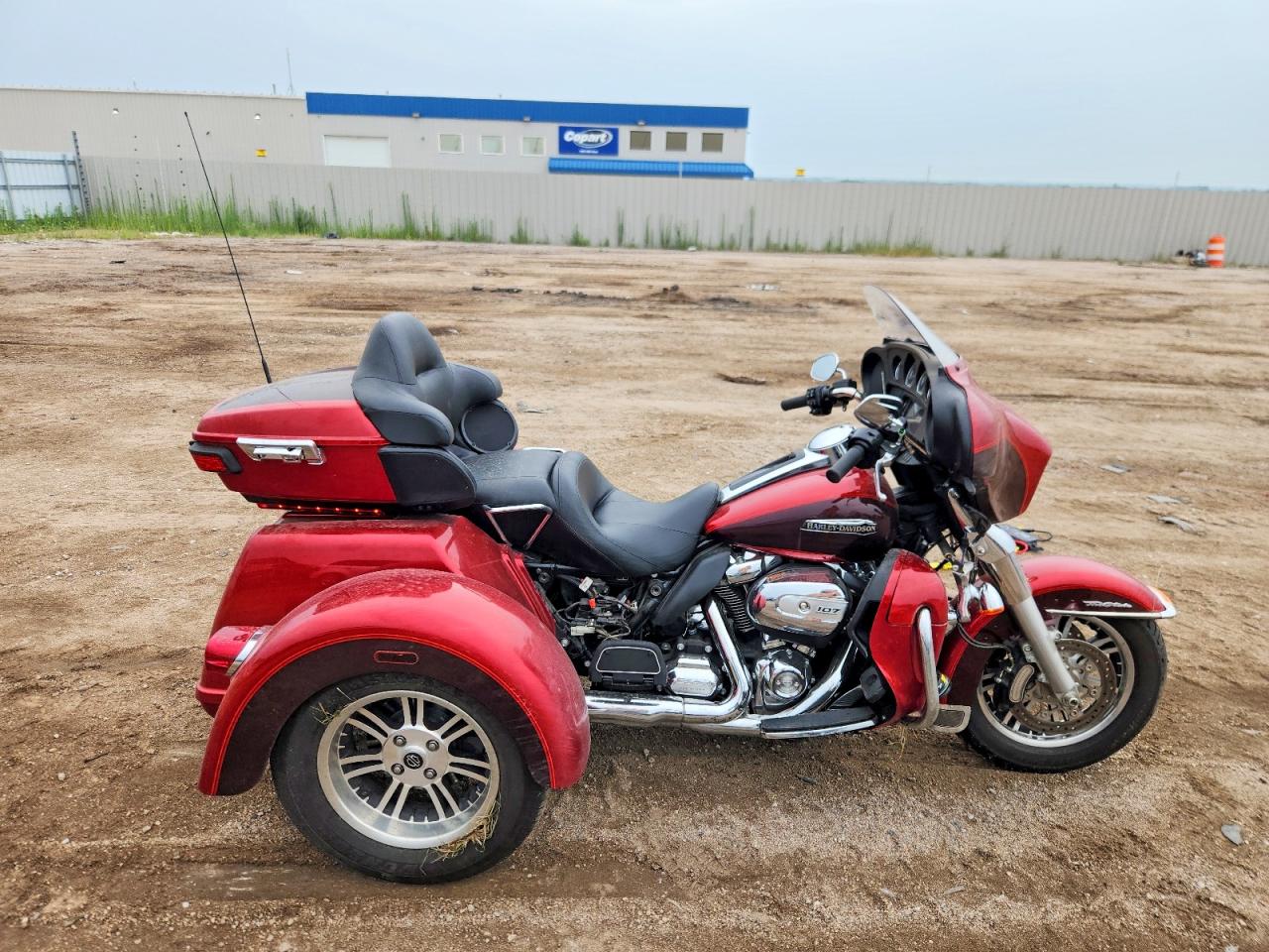 1HD1MAD18JB859780 · 2018 HARLEY-DAVIDSON FLHTCUTG