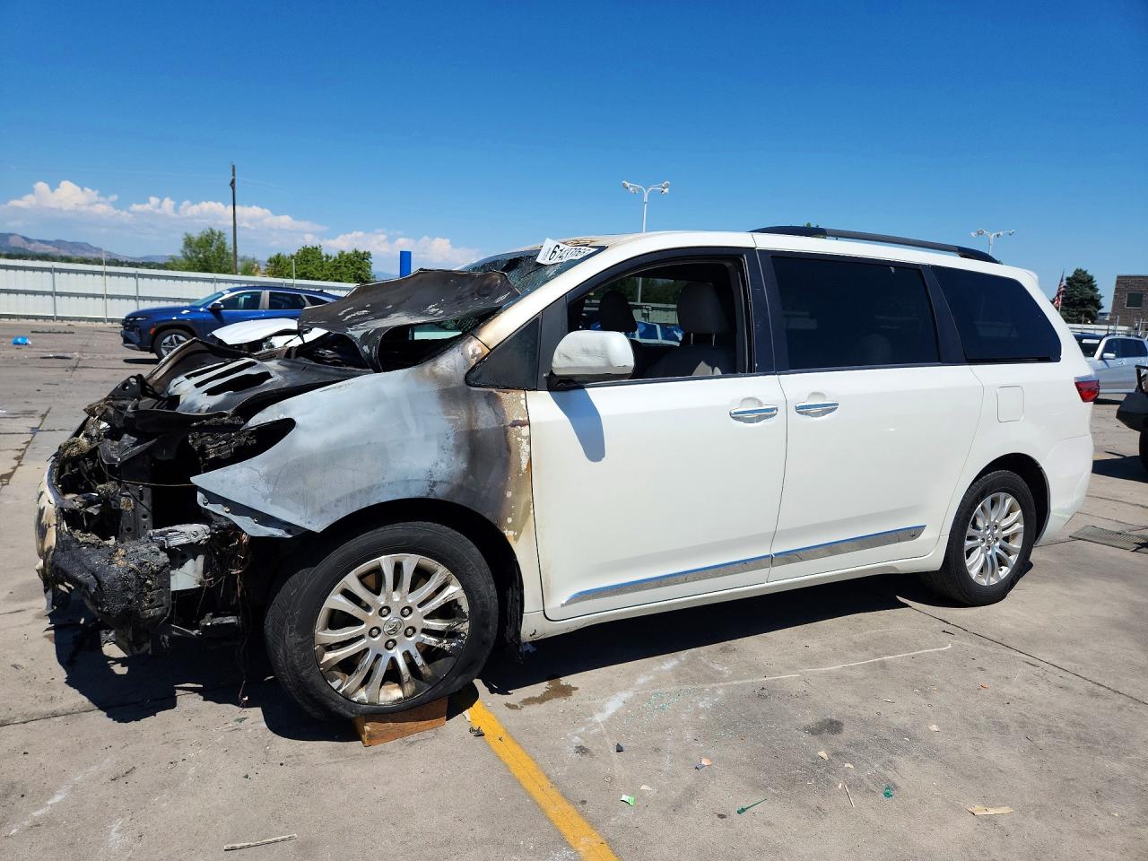 5TDYK3DC8GS747565 · 2016 TOYOTA SIENNA