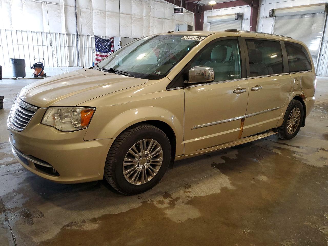 2A4RR6DGXBR612054 · 2011 CHRYSLER TOWN & COUNTRY