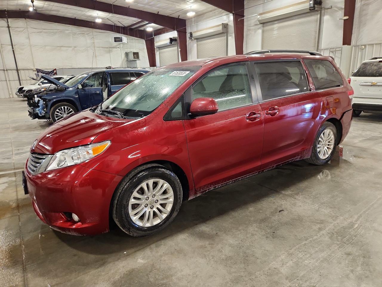 5TDYK3DC7ES492324 · 2014 TOYOTA SIENNA