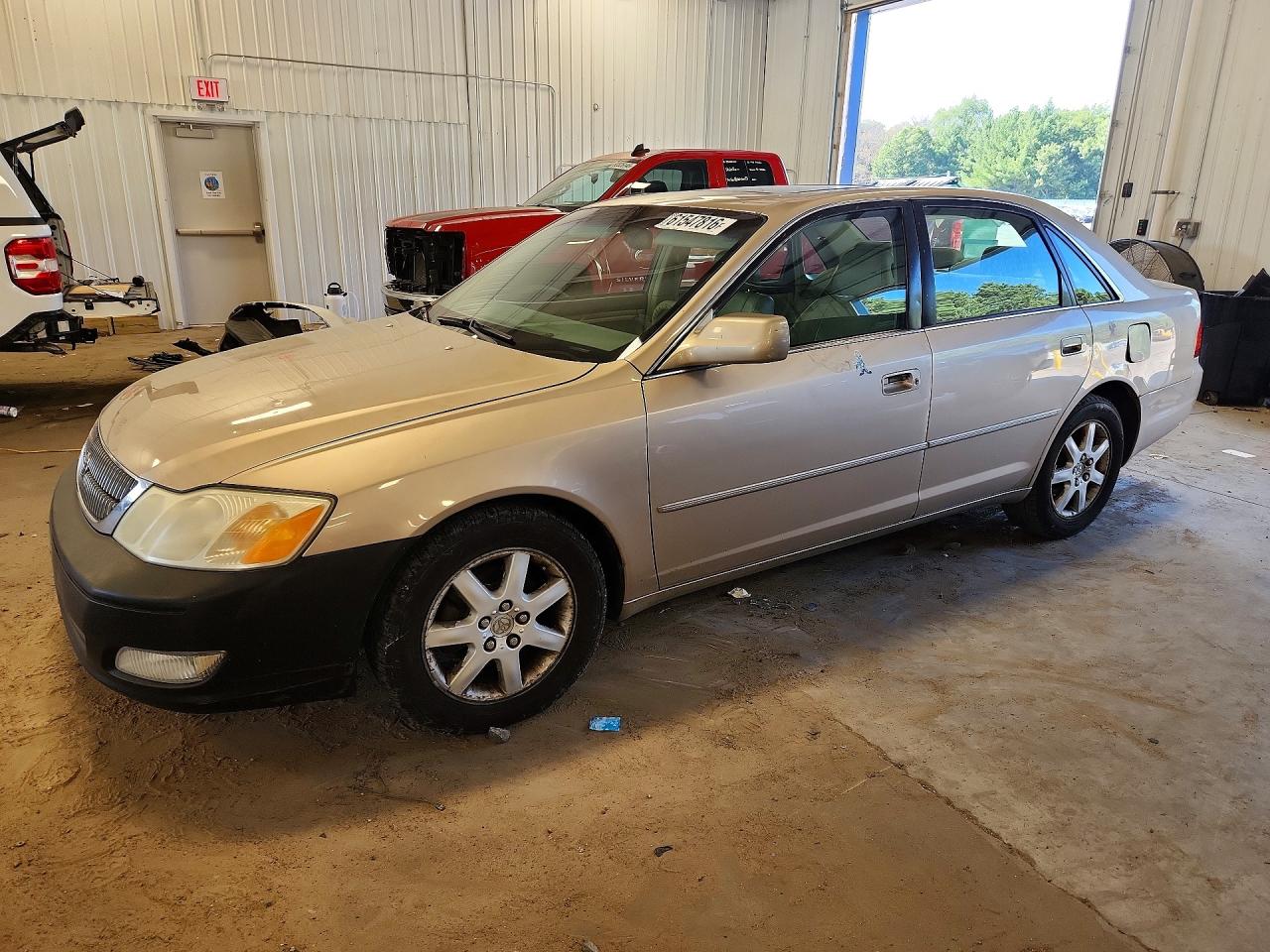 4T1BF28B22U211555 · 2002 TOYOTA AVALON