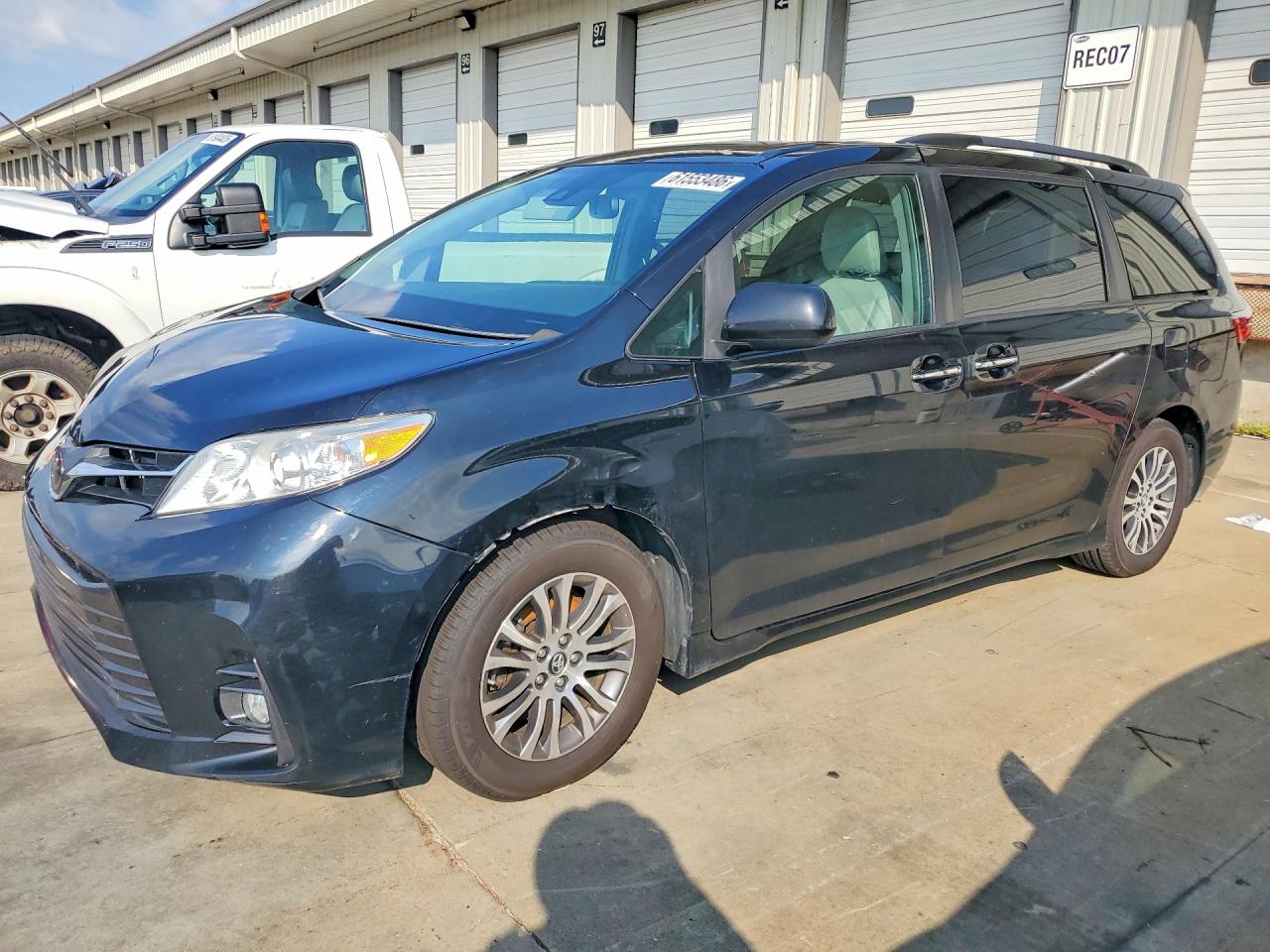 5TDYZ3DC0KS997001 · 2019 TOYOTA SIENNA