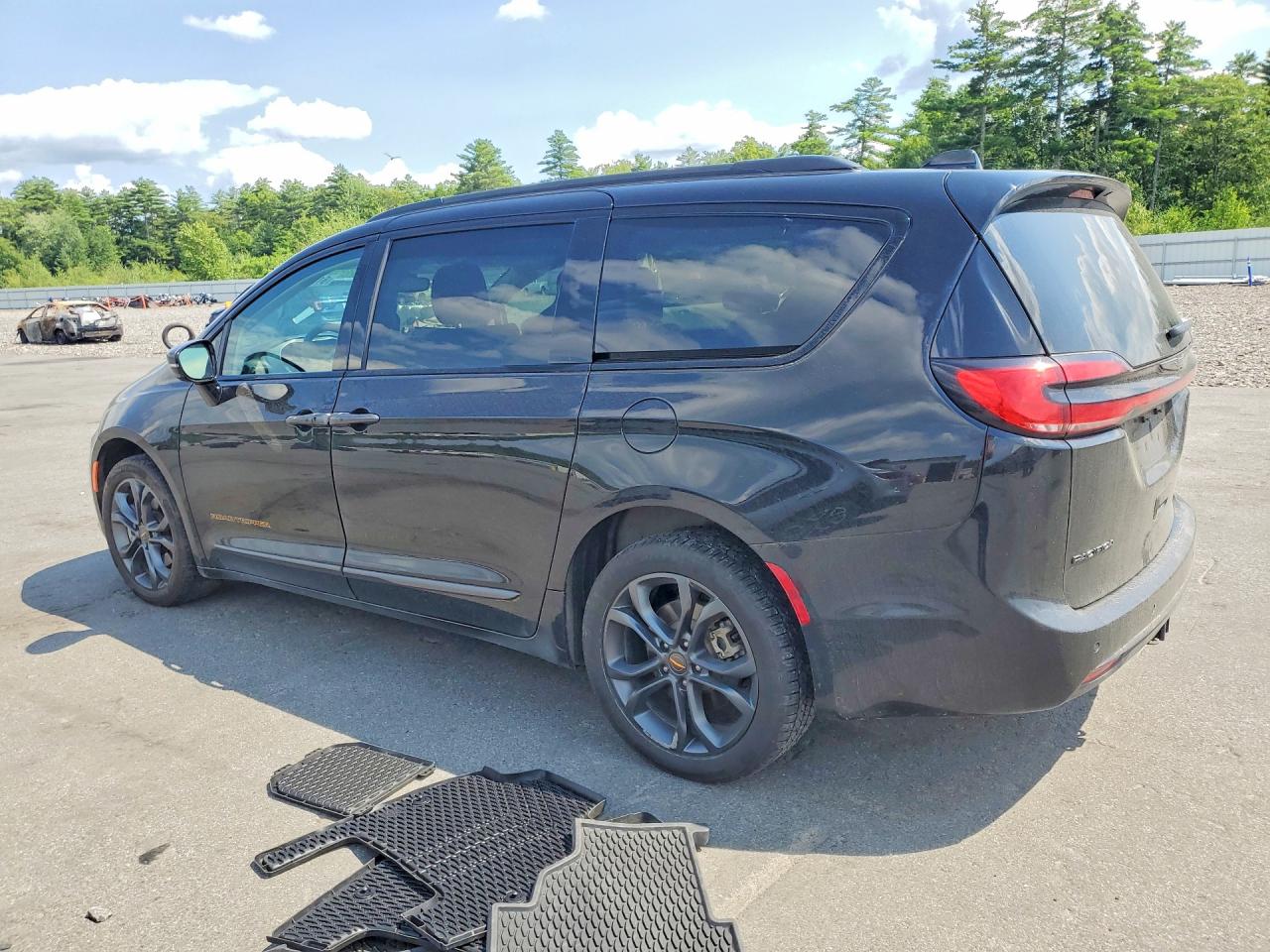 2C4RC3BG8RR175027 · 2024 CHRYSLER PACIFICA · 2/13
