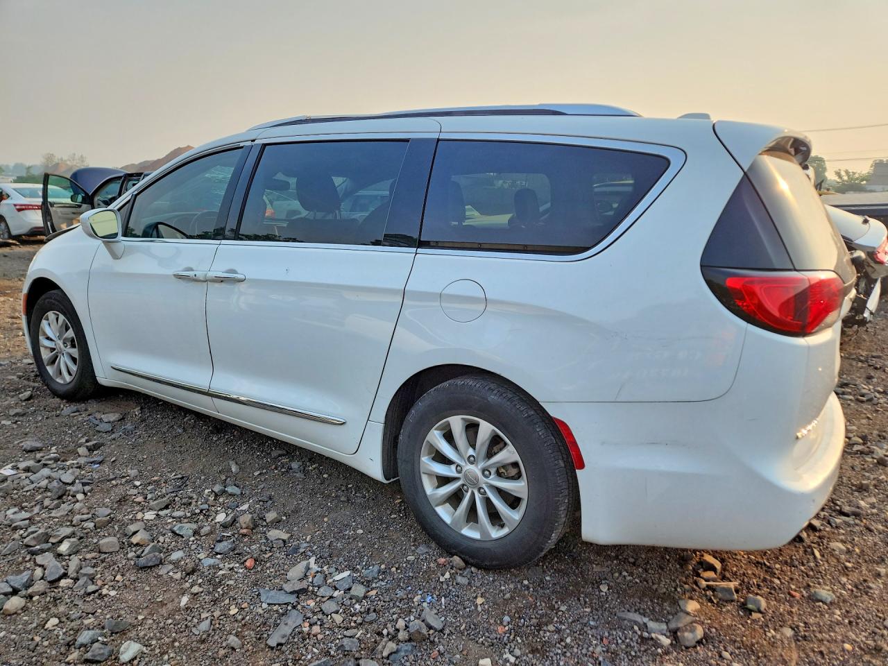 2C4RC1BG6KR523031 · 2019 CHRYSLER PACIFICA · 2/13