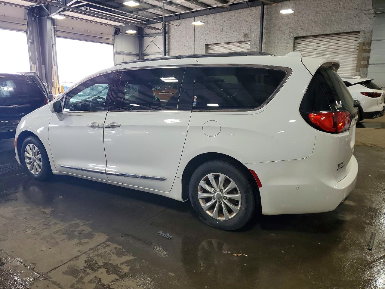 2C4RC1BG7JR263043 · 2018 CHRYSLER PACIFICA · 2/13
