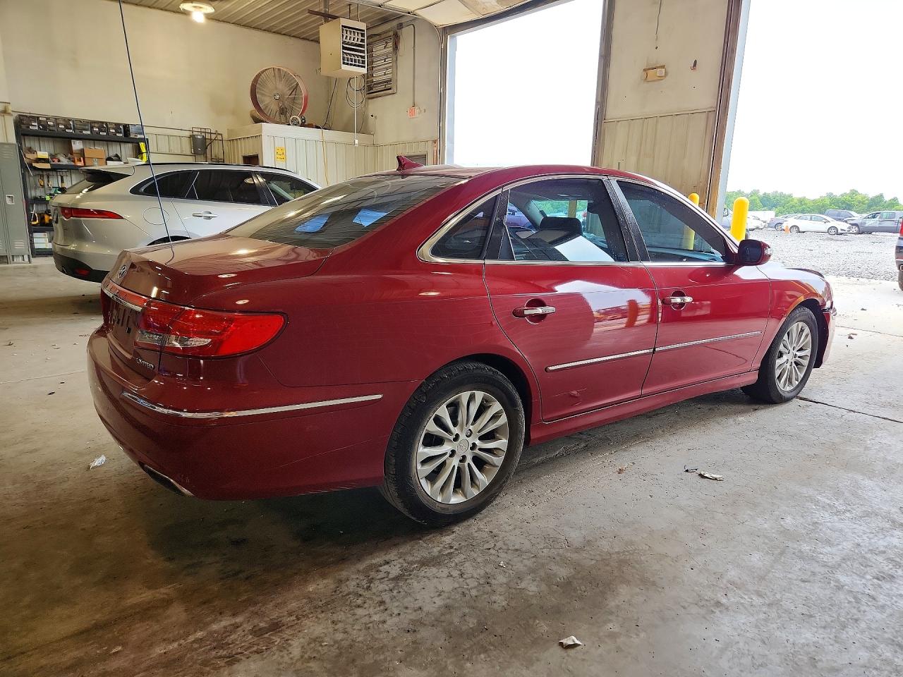 KMHFC4DFXBA544313 · 2011 HYUNDAI AZERA · 3/12