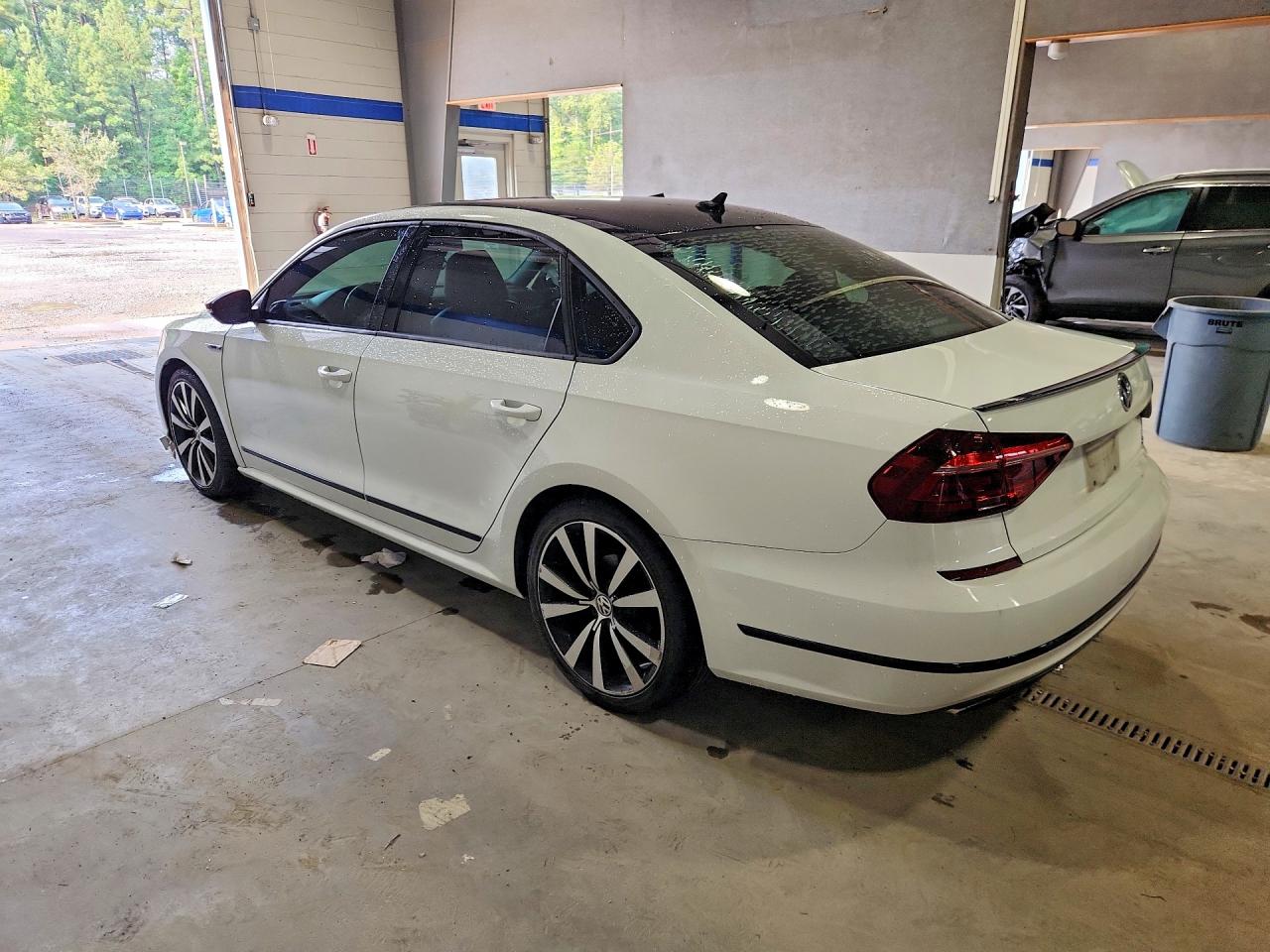 1VWJM7A3XJC038648 · 2018 VOLKSWAGEN PASSAT · 2/12