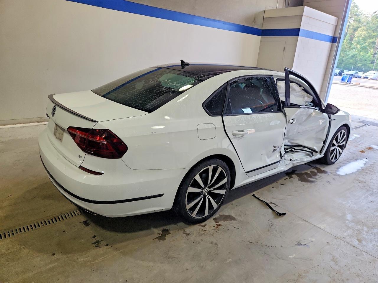 1VWJM7A3XJC038648 · 2018 VOLKSWAGEN PASSAT · 3/12