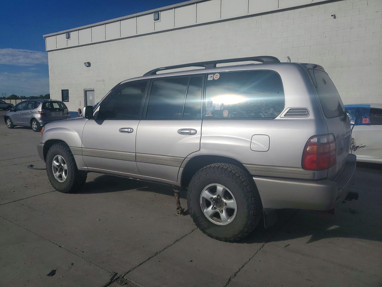 JT3HT05J6X0061668 · 1999 TOYOTA LAND CRUISER · 2/12