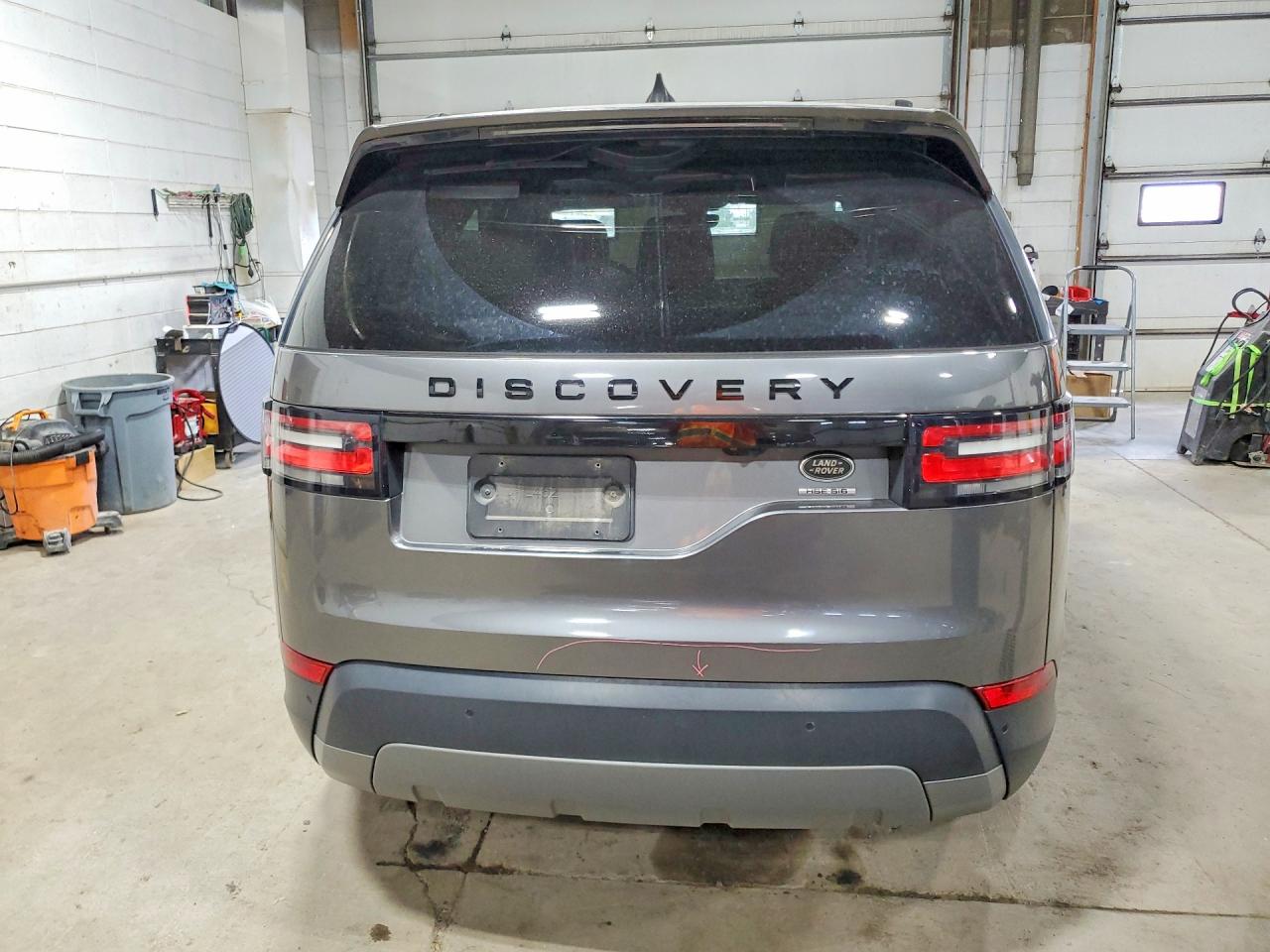 SALRRBBV8HA013305 · 2017 LAND ROVER DISCOVERY · 6/13