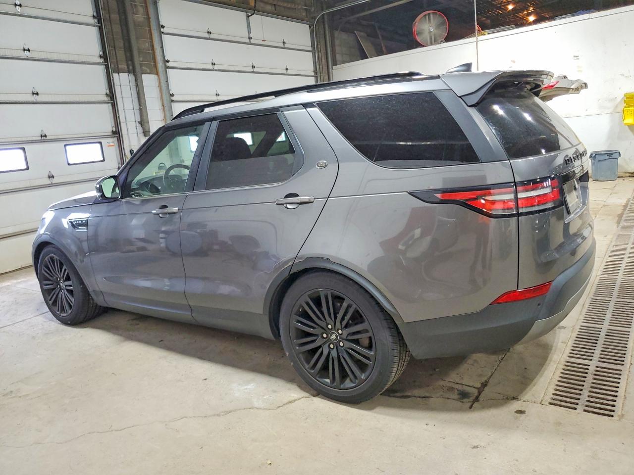 SALRRBBV8HA013305 · 2017 LAND ROVER DISCOVERY · 2/13