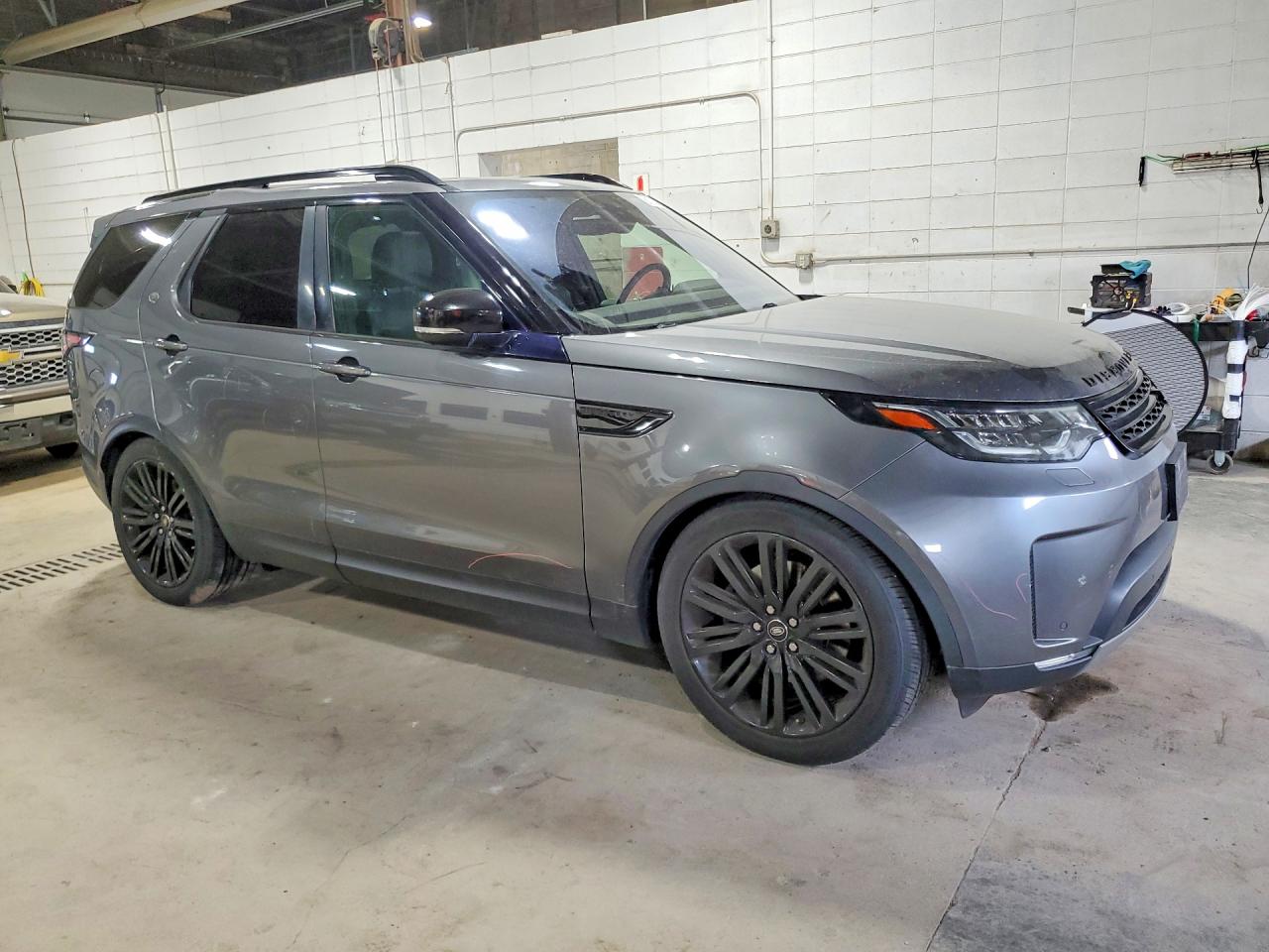 SALRRBBV8HA013305 · 2017 LAND ROVER DISCOVERY · 4/13