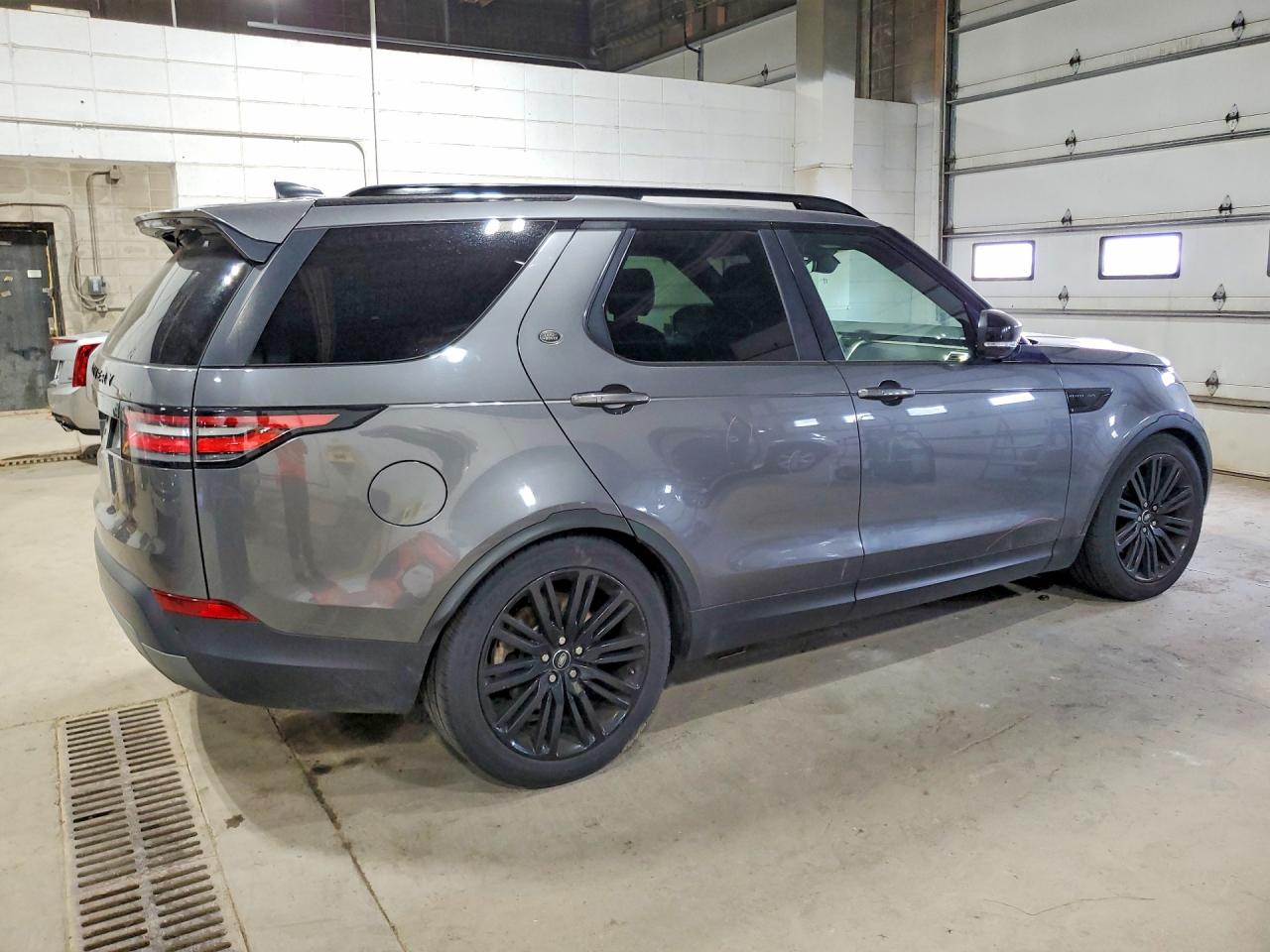 SALRRBBV8HA013305 · 2017 LAND ROVER DISCOVERY · 3/13