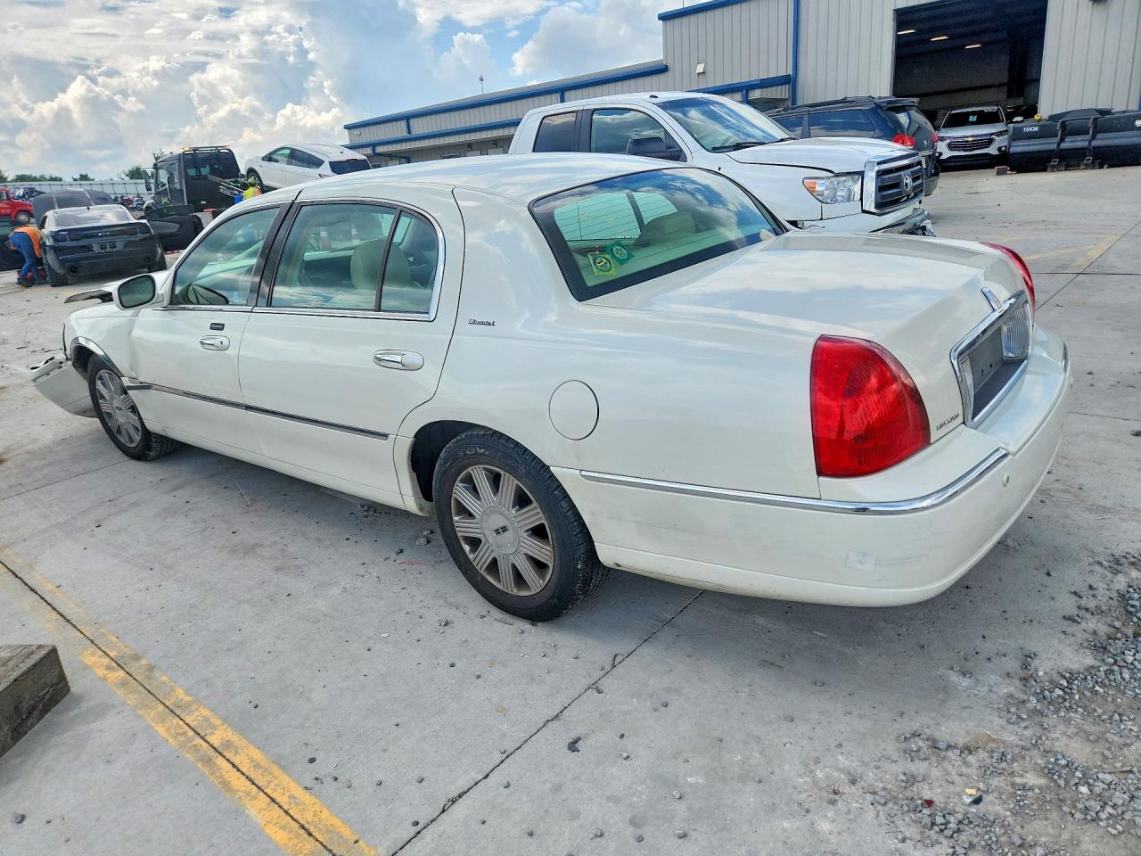 1LNHM85W54Y682640 · 2004 LINCOLN TOWN CAR · 2/12