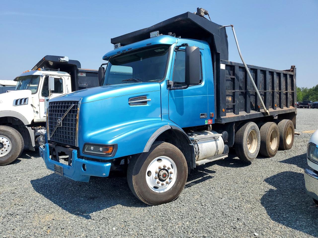 4V5K99UF32N310912 · 2002 VOLVO VHD