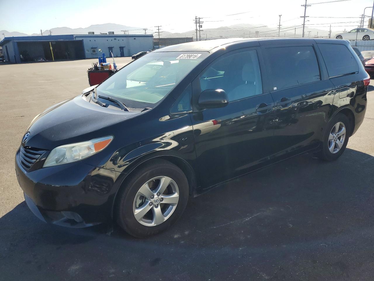 5TDZZ3DC9HS855551 · 2017 TOYOTA SIENNA