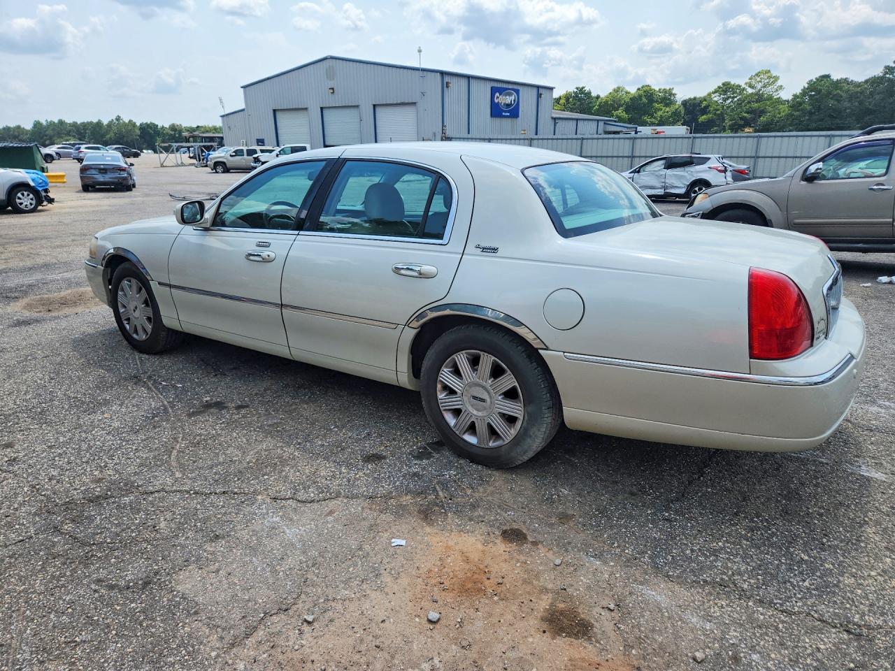 1LNHM82W95Y605906 · 2005 LINCOLN TOWN CAR · 2/12