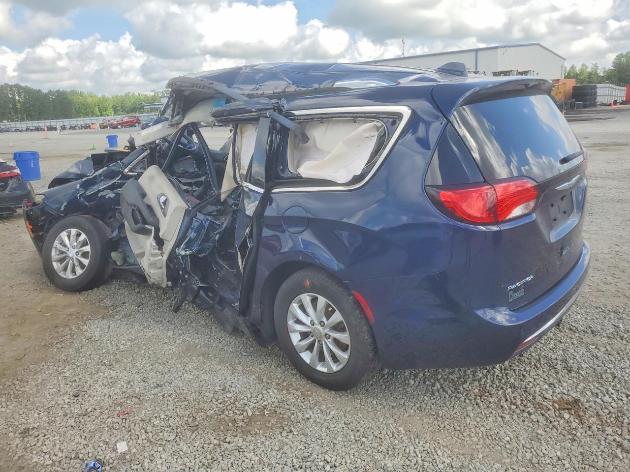 2C4RC1BG1JR294028 · 2018 CHRYSLER PACIFICA · 2/13