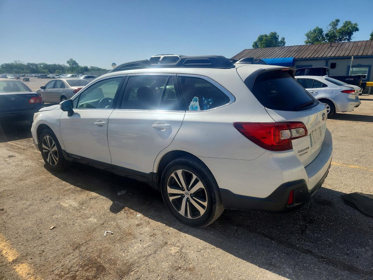 4S4BSANCXJ3371805 · 2018 SUBARU OUTBACK · 2/13