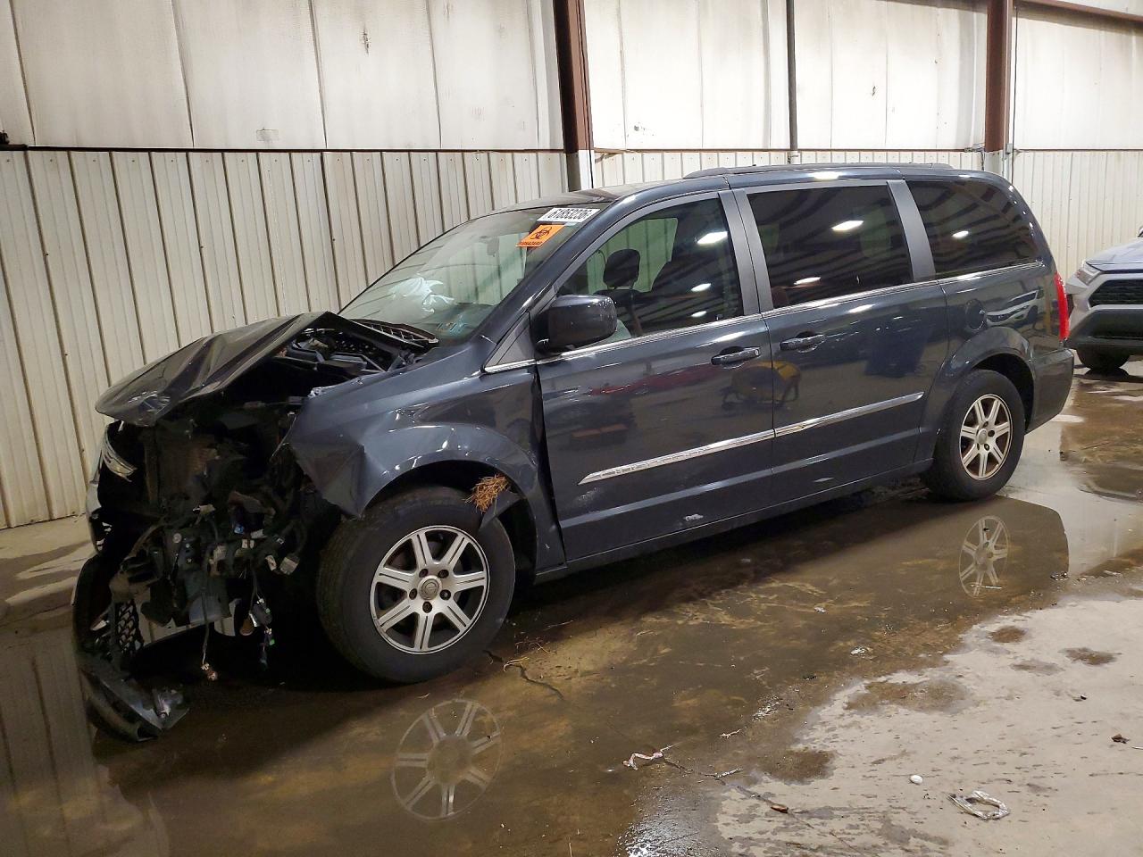 2A4RR5DG3BR647223 · 2011 CHRYSLER TOWN & COUNTRY