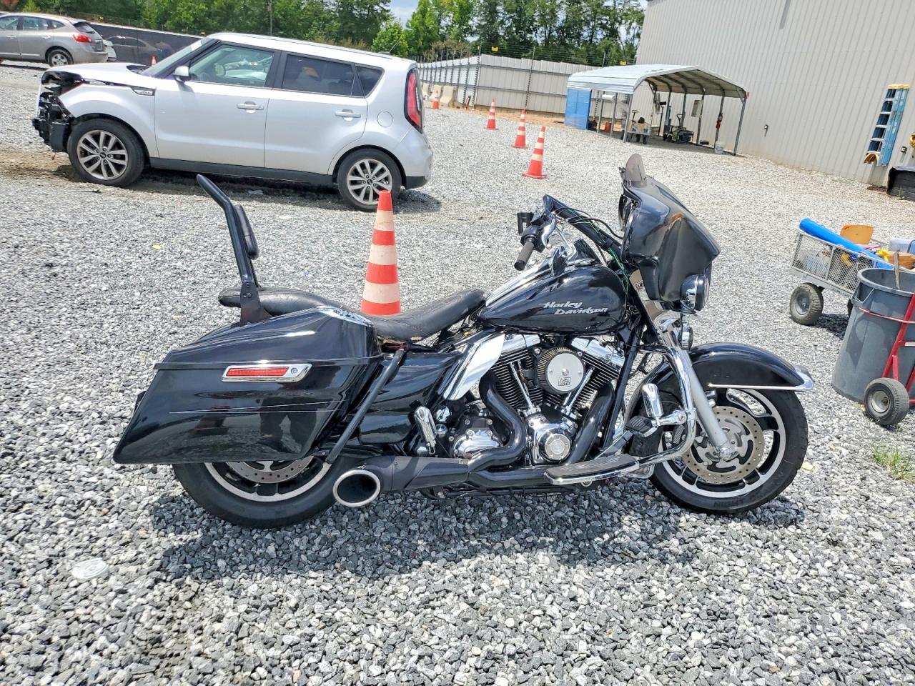 1HD1FHM15AB626278 · 2010 HARLEY-DAVIDSON FLHP