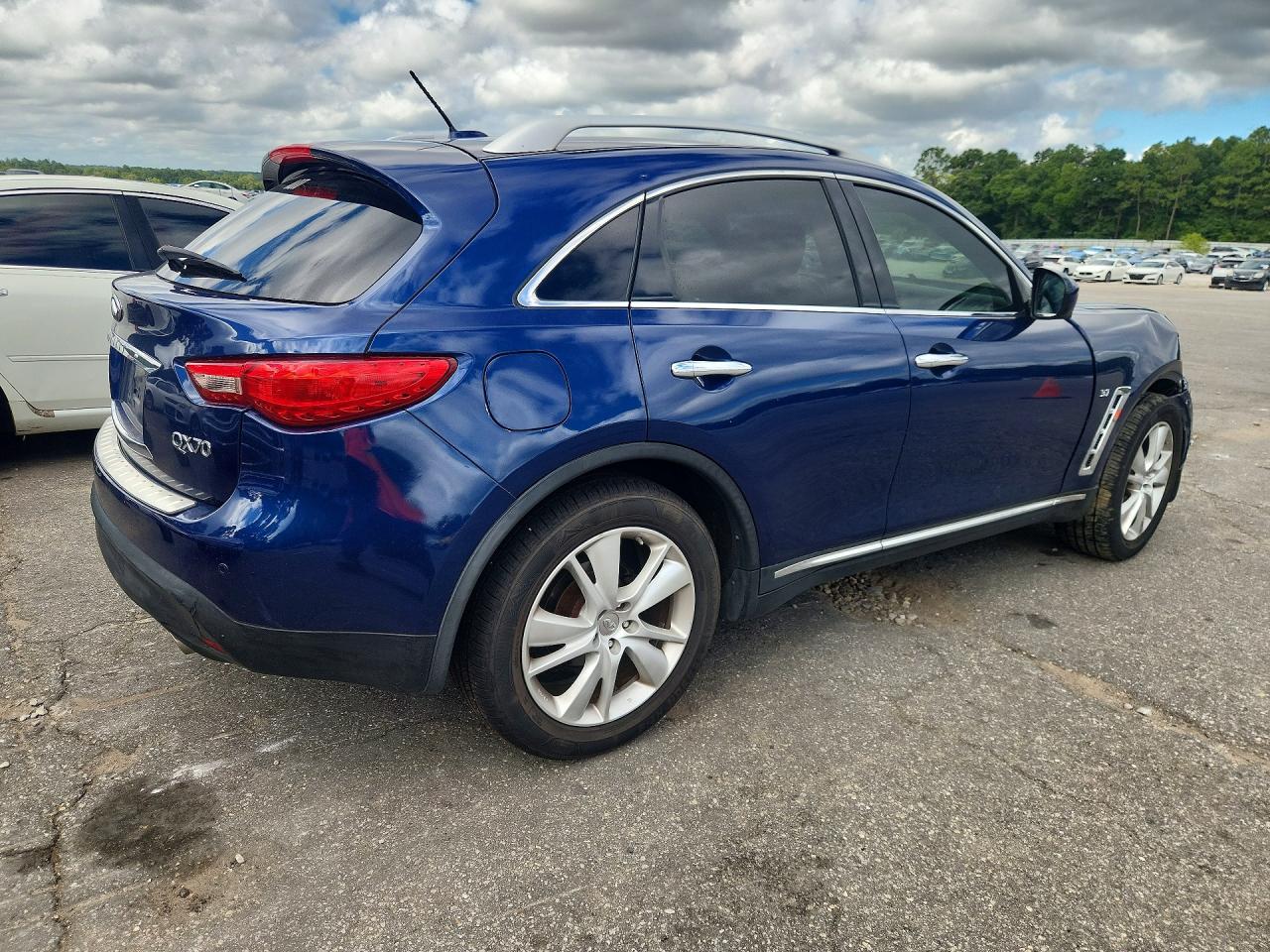 JN8CS1MW6FM482622 · 2015 INFINITI QX70 · 3/13