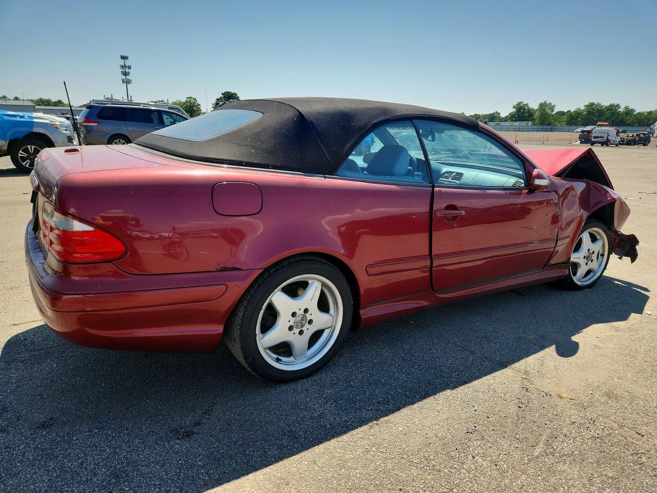 WDBLK70G51T085784 · 2001 MERCEDES-BENZ CLK · 3/13