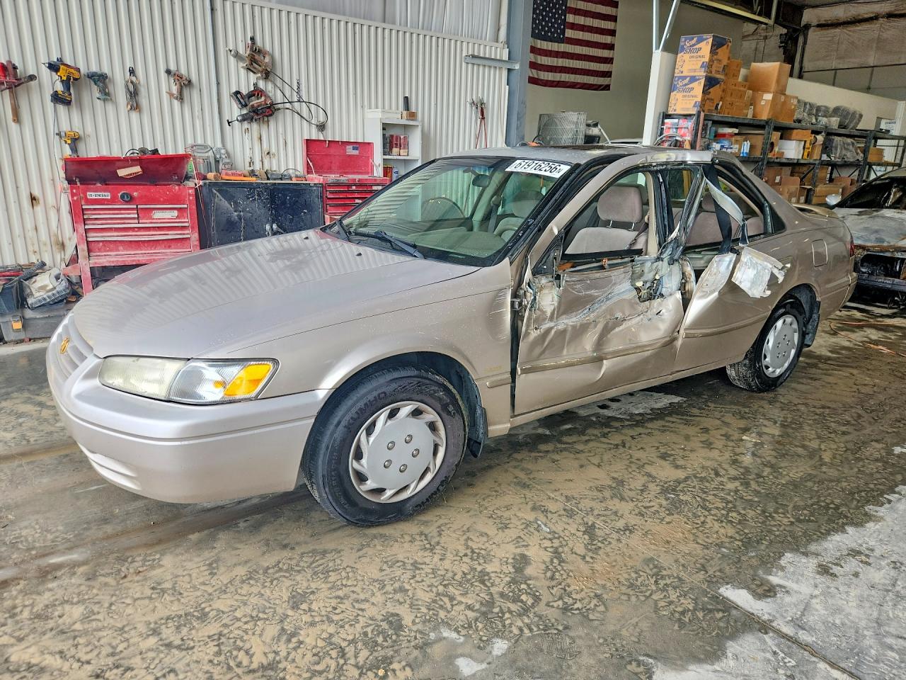 4T1BG22K6XU905209 · 1999 TOYOTA CAMRY