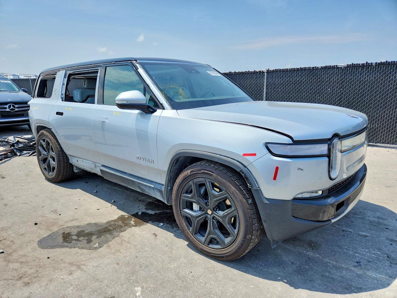 7PDSGCBA9RN041425 · 2024 RIVIAN R1S · 4/14