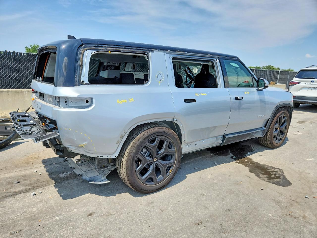 7PDSGCBA9RN041425 · 2024 RIVIAN R1S · 3/14