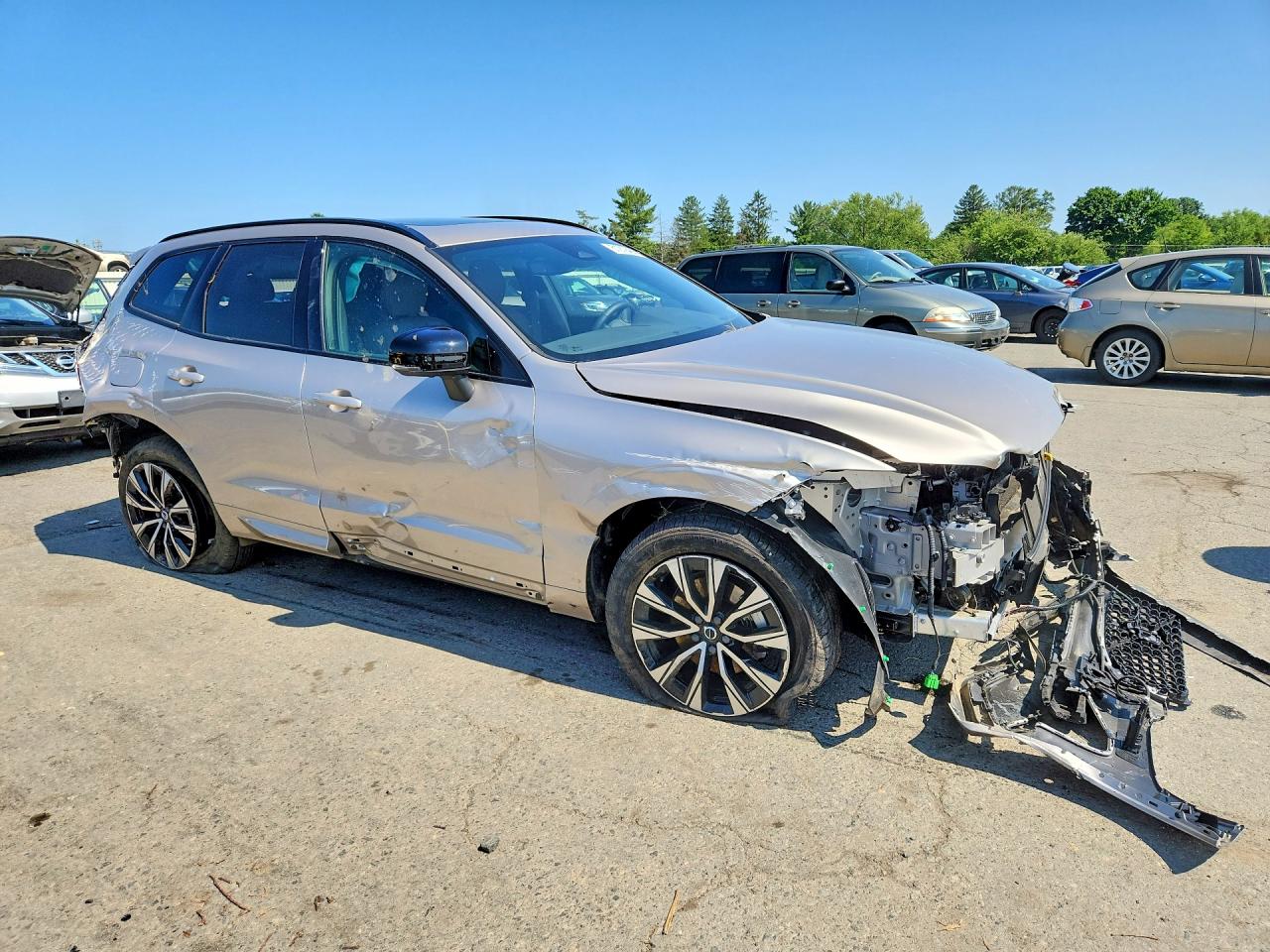 YV4M12RC7S1209303 · 2025 VOLVO XC60 · 4/13