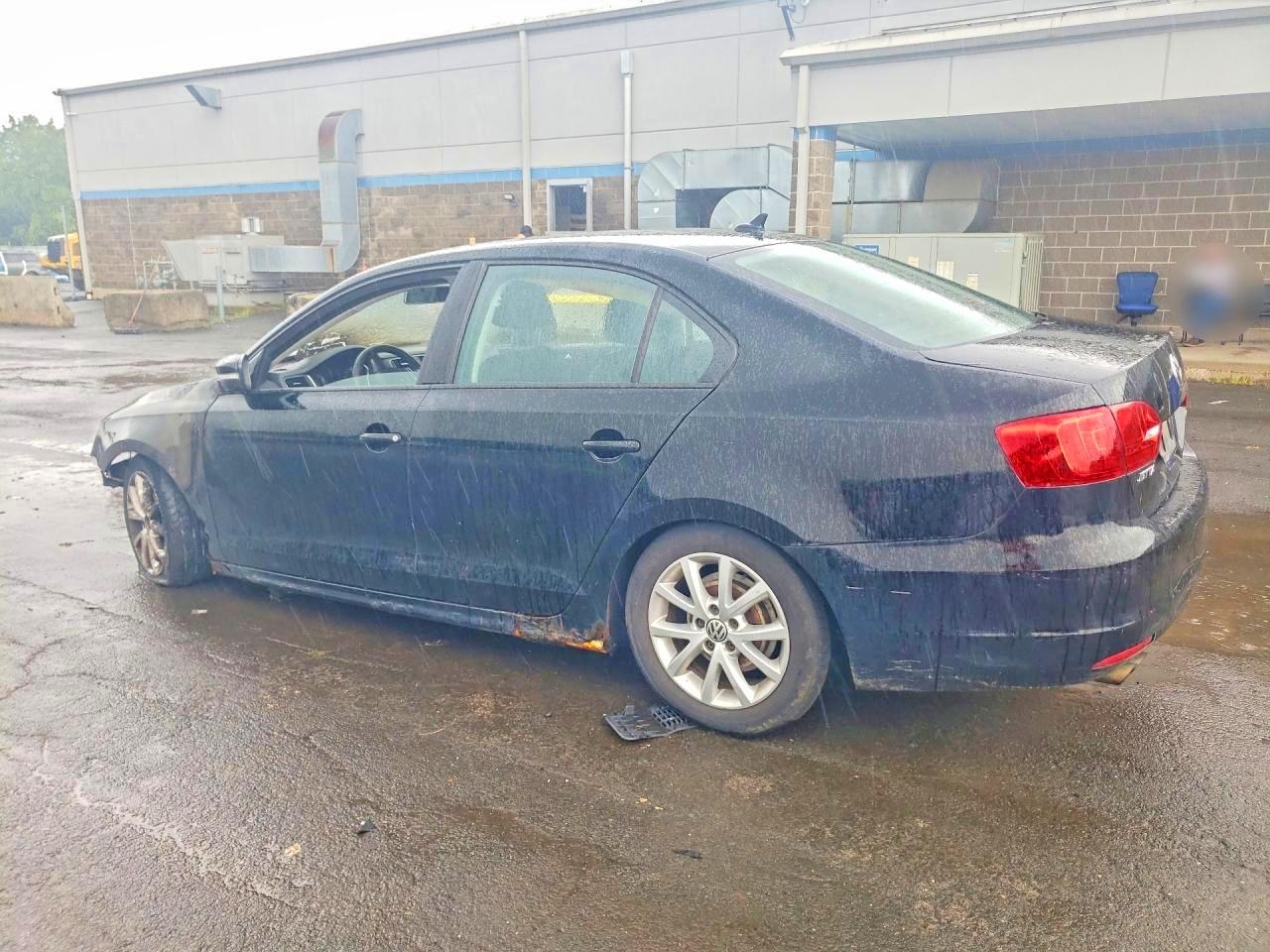 3VWBZ7AJ7BM346123 · 2011 VOLKSWAGEN JETTA · 2/12