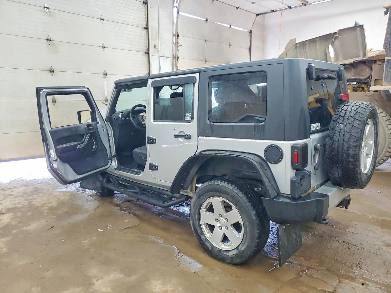1J4BA5H15BL603943 · 2011 JEEP WRANGLER UNLIMITED · 2/13