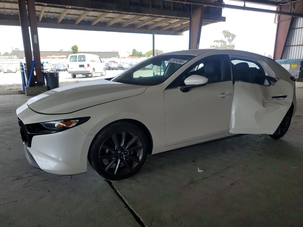 JM1BPAKL6M1403403 · 2021 MAZDA 3