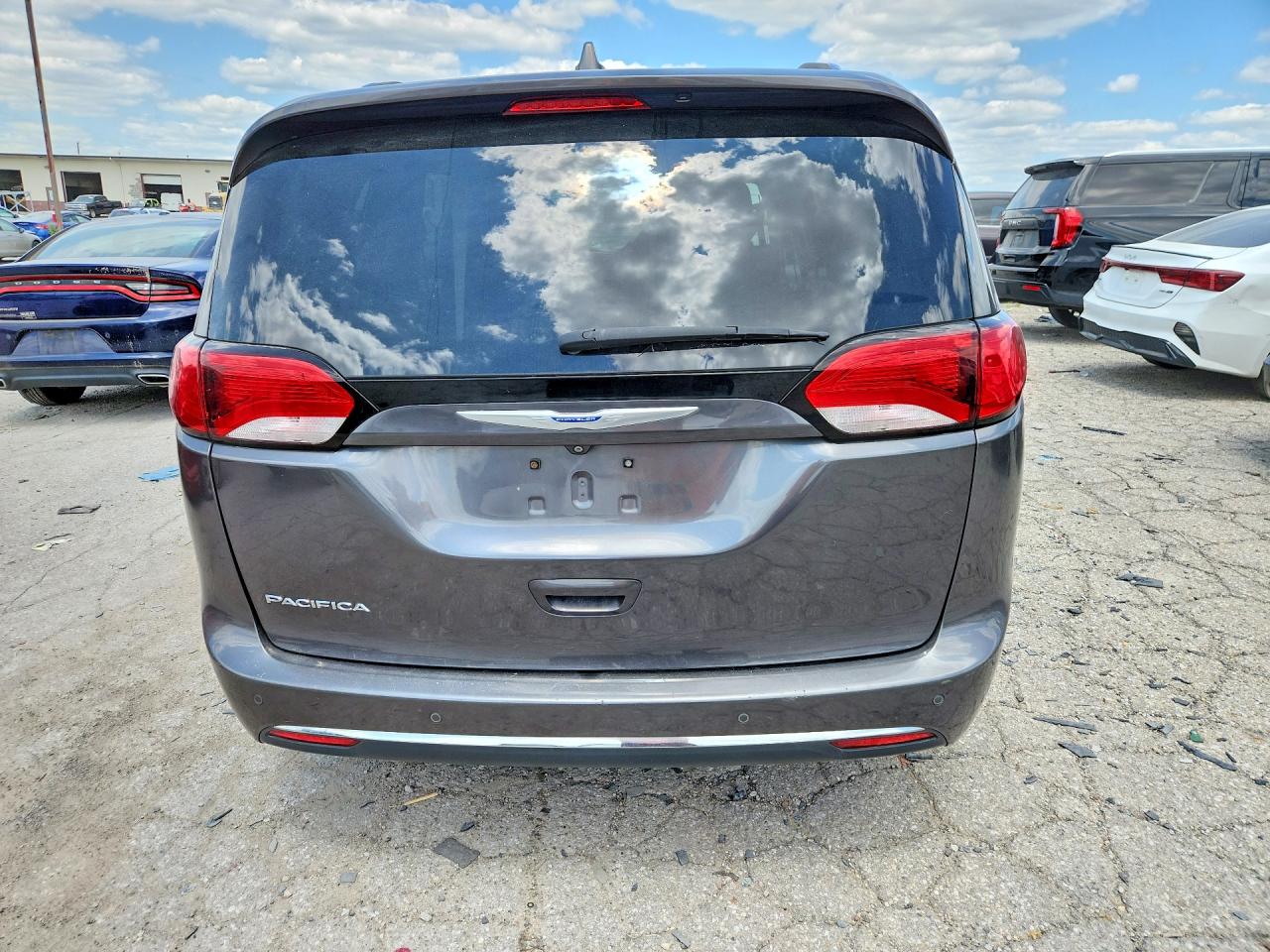 2C4RC1BG7JR113806 · 2018 CHRYSLER PACIFICA · 6/14