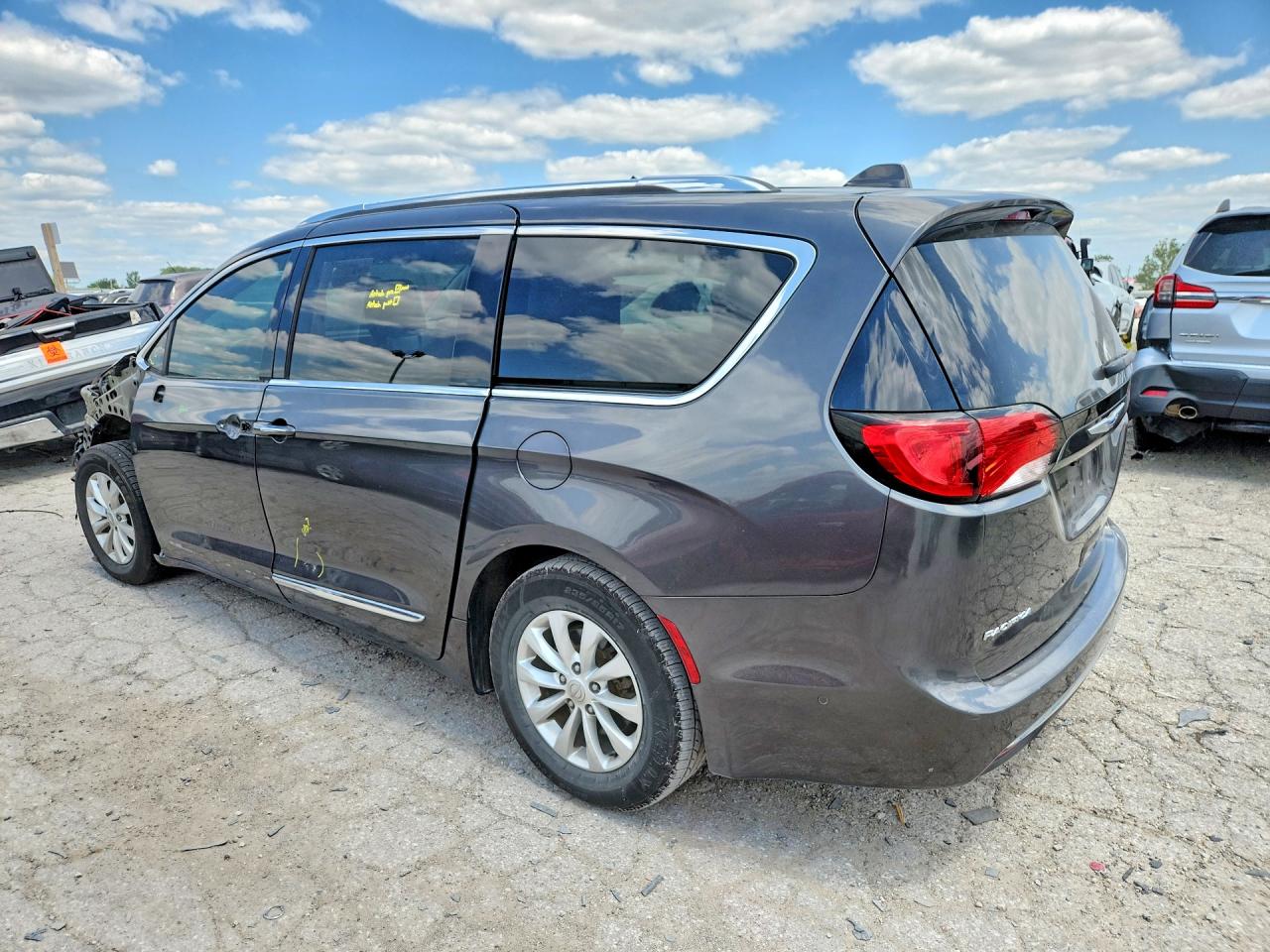 2C4RC1BG7JR113806 · 2018 CHRYSLER PACIFICA · 2/14