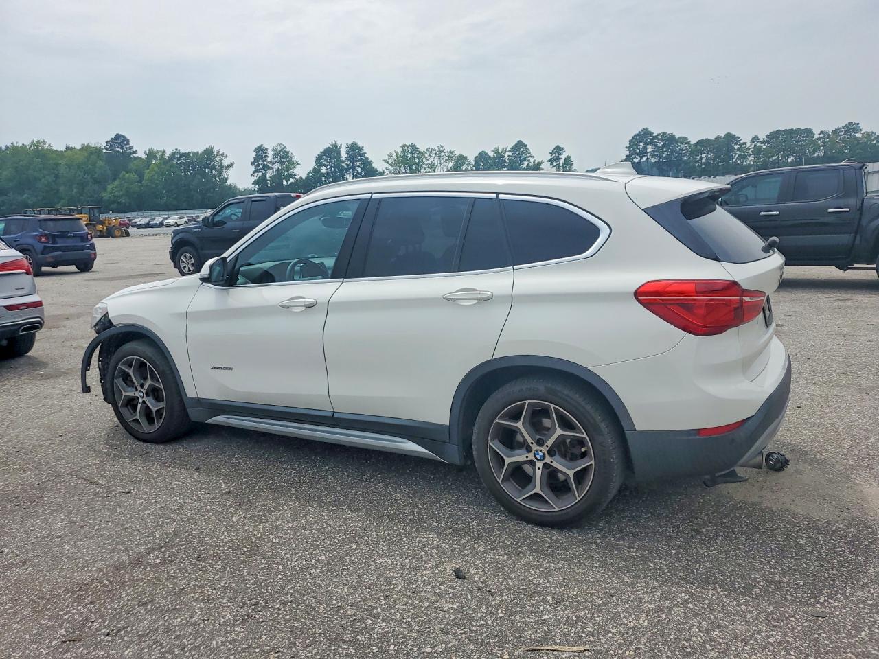 WBXHT3C35GP884586 · 2016 BMW X1 · 2/13