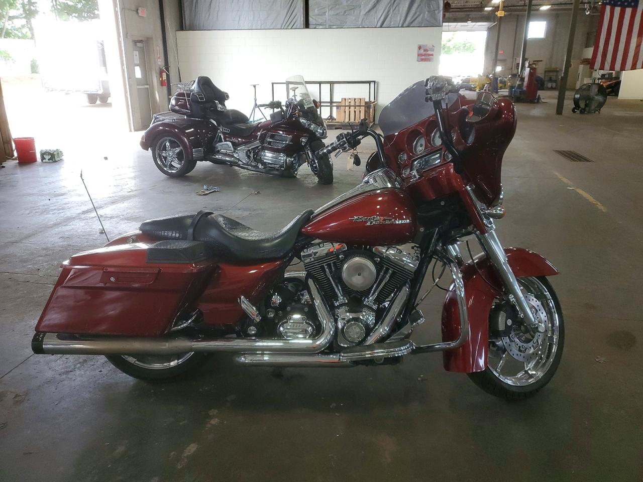 1HD1KB416AB610552 · 2010 HARLEY-DAVIDSON FLHX