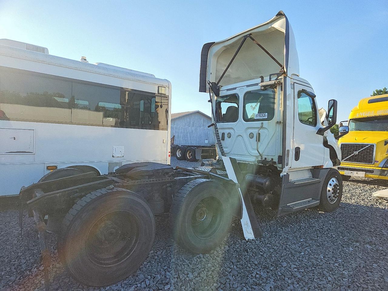 3AKJHLDV3LSLF0836 · 2020 FREIGHTLINER CASCADIA 126 · 4/10