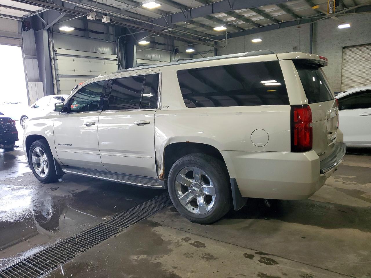 1GNSKKKC1FR527918 · 2015 CHEVROLET SUBURBAN · 2/13