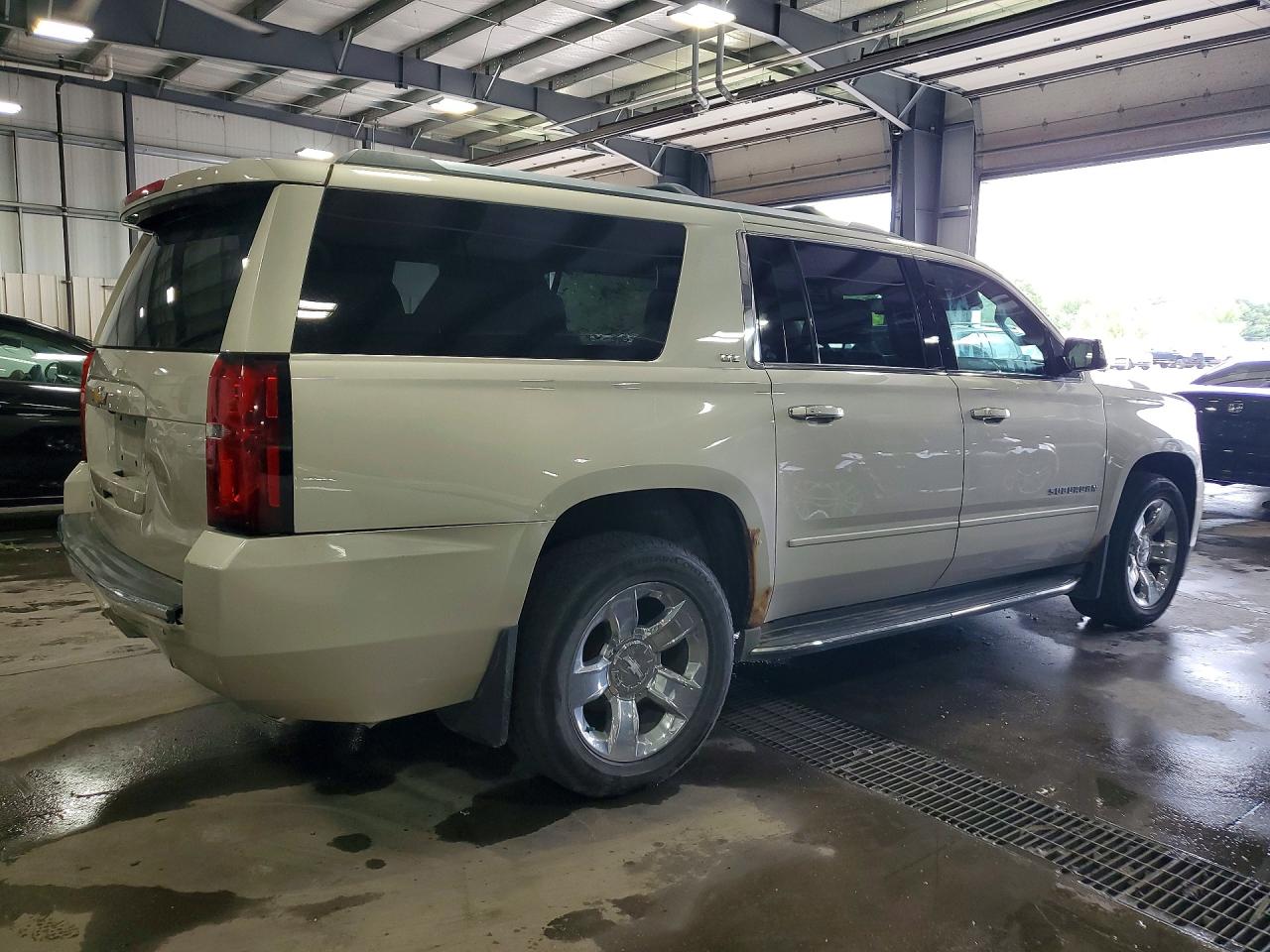 1GNSKKKC1FR527918 · 2015 CHEVROLET SUBURBAN · 3/13