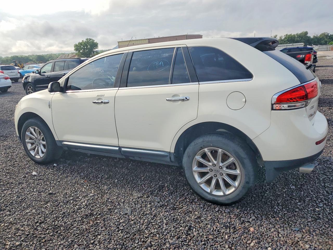 2LMDJ8JK7DBL23298 · 2013 LINCOLN MKX · 2/13