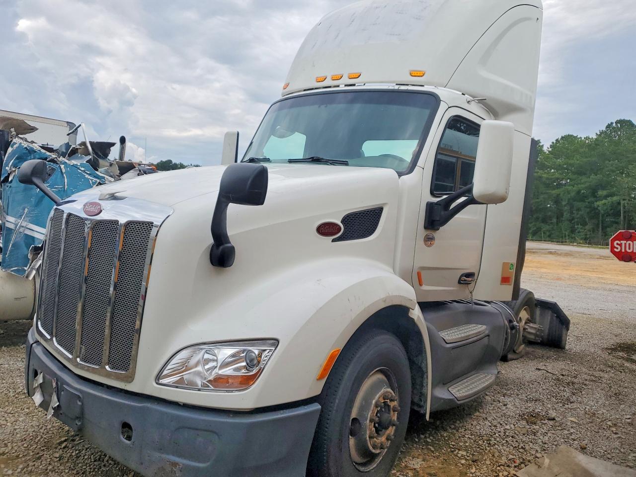 1XPBA48X7HD428892 · 2017 PETERBILT 579