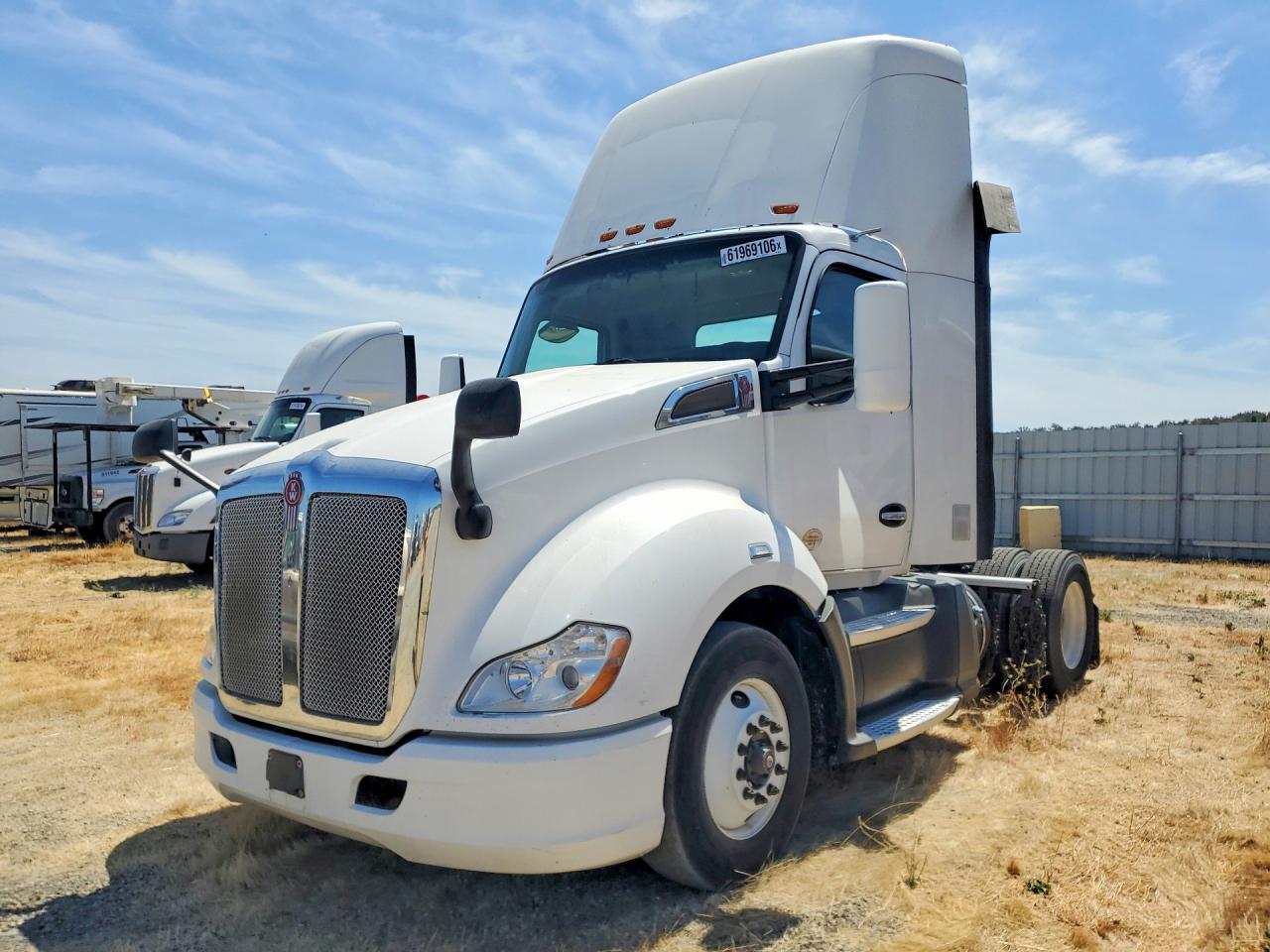 1XKYA48X2HJ160383 · 2017 KENWORTH T680