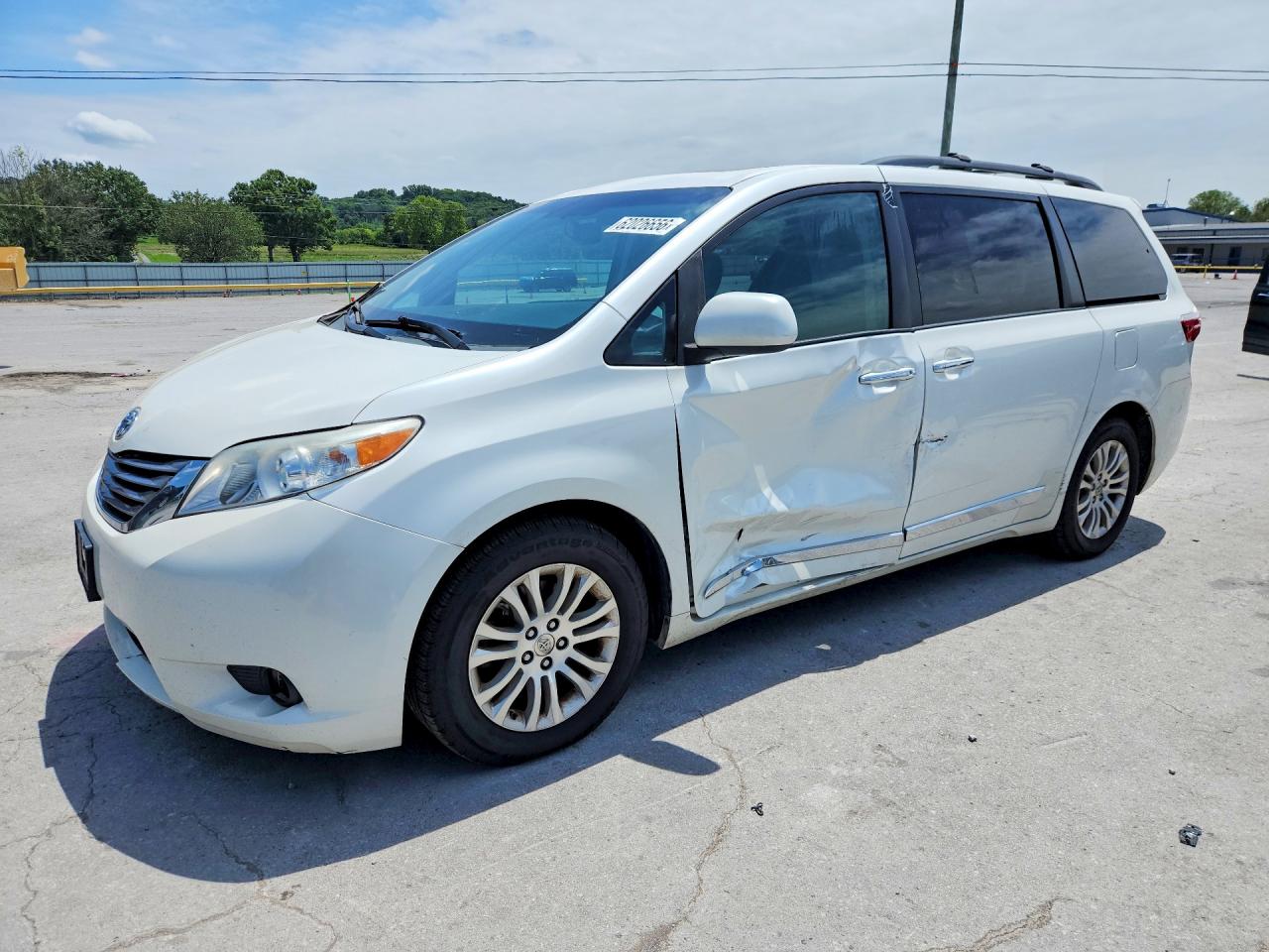 5TDYK3DC2FS639697 · 2015 TOYOTA SIENNA