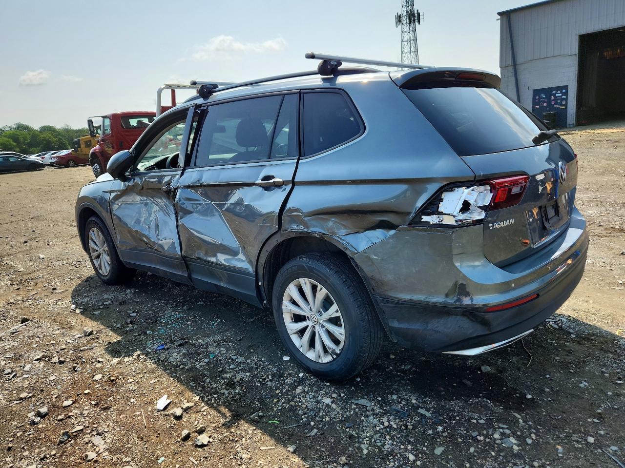 3VV0B7AX3JM119868 · 2018 VOLKSWAGEN TIGUAN · 2/13
