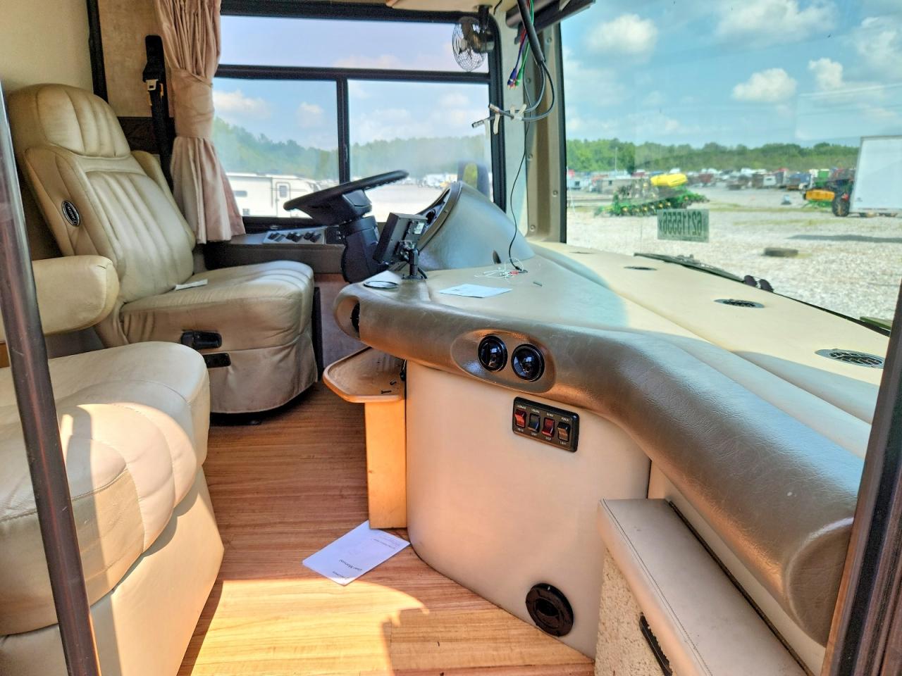 4UZACJDT18CZ76963 · 2008 FREIGHTLINER CHASSIS · 5/10