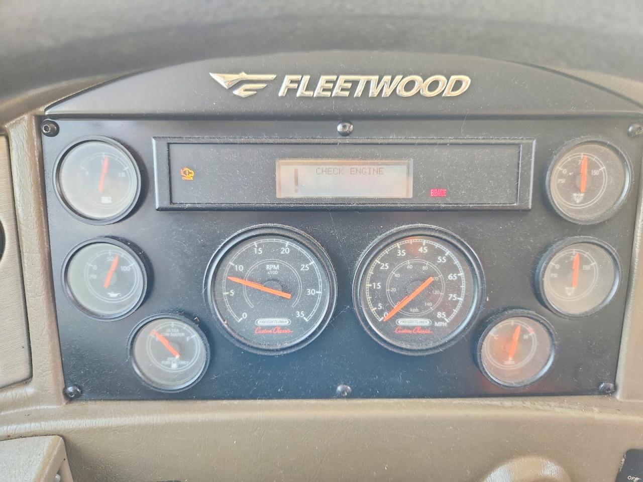 4UZACJDT18CZ76963 · 2008 FREIGHTLINER CHASSIS · 8/10