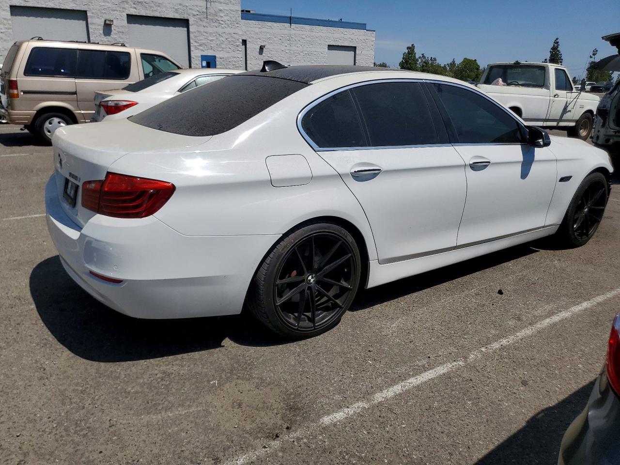 WBA5A5C58FD518136 · 2015 BMW 528 · 3/13