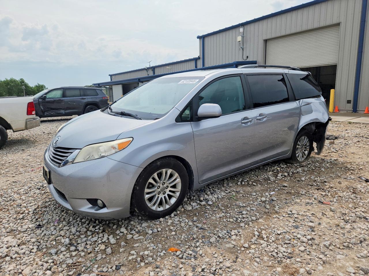 2015 TOYOTA SIENNA
